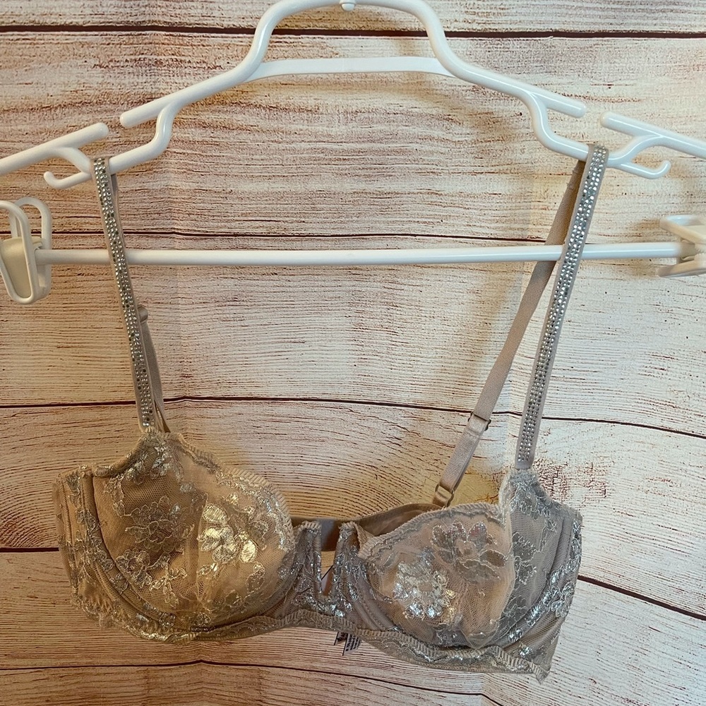 Victoria’s Secret bra 34C. Tan & silver